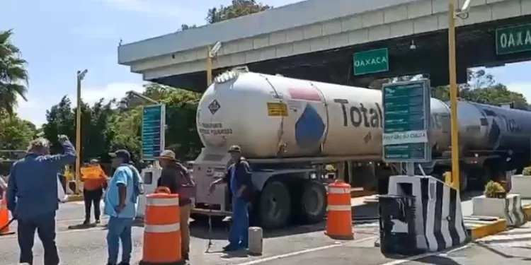 Foto: tomado de video // El miércoles, pobladores de Huitzo dieron paso libre en la caseta.