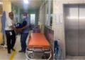 Foto: Tomada de video // Enfermeros deben subir cargando a menores intubados, denuncian padres de pacientes.