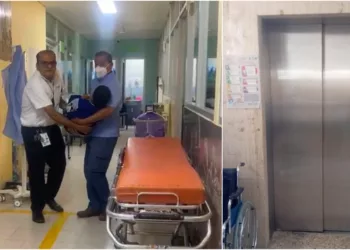 Foto: Tomada de video // Enfermeros deben subir cargando a menores intubados, denuncian padres de pacientes.