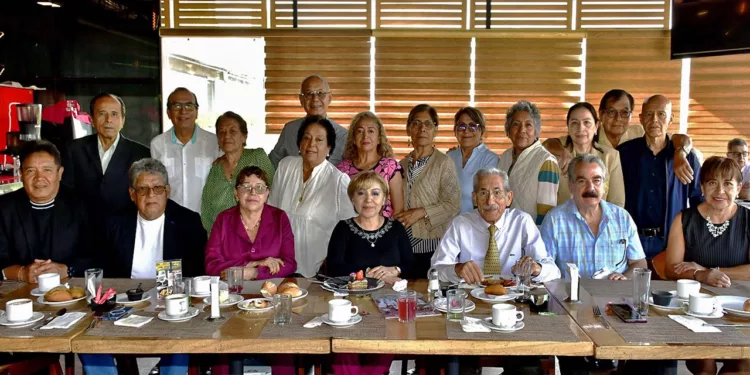 Fotos: Rubén Morales // Exalumnos de la Facultad de Odontología de la UABJO compartieron un desayuno con motivo de los 42 años de su egreso, acompañados por distinguidos catedráticos.