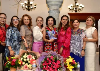 Fotos: Rubén Morales // Familias, amistades e invitados acompañaron a Ivonne Henestrosa durante la presentación de Bendito Destino.