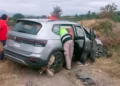La camioneta Volkswagen Taos, terminó fuera de la carpeta asfáltica.