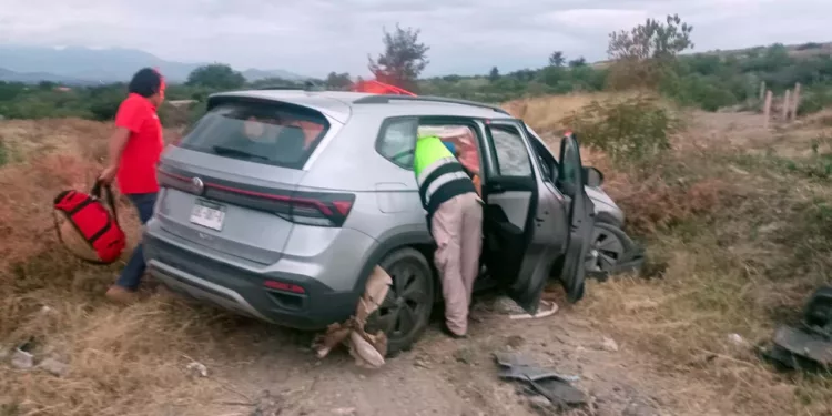 La camioneta Volkswagen Taos, terminó fuera de la carpeta asfáltica.