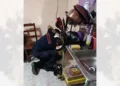 Las autoridades observaron el cuerpo del joven hincado en una esquina de la habitación.