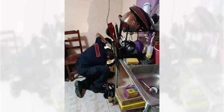 Las autoridades observaron el cuerpo del joven hincado en una esquina de la habitación.