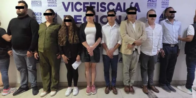Los elementos de la AEI decomisaron terminales de pago y equipo de cómputo utilizados por los detenidos.