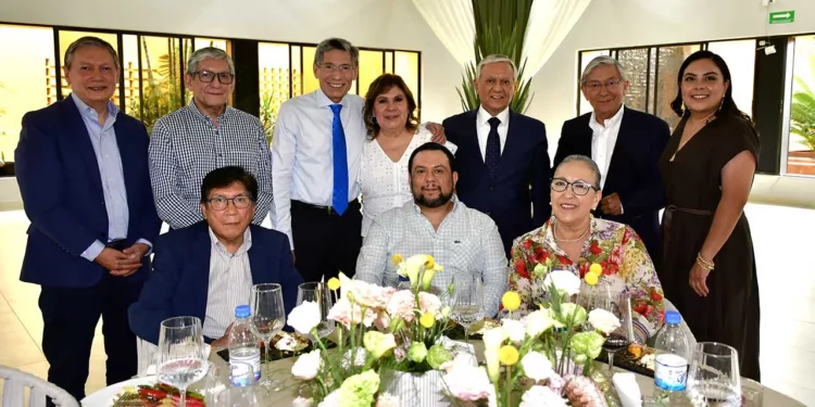 Fotos: Rubén Morales // La cumpleañera acompañada por integrantes de su familia Guzmán Gardeazábal, con quienes disfrutó de esta memorable celebración.