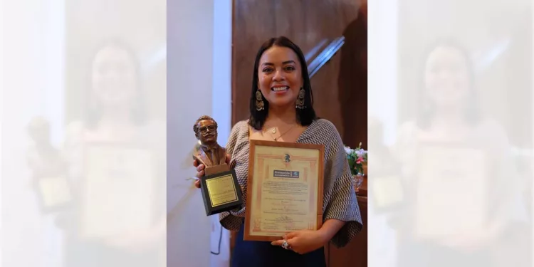 Fotos: Omar Maya/Gil Obed González // La maestra Isabel López García recibió el galardón Ricardo Flores Magón, por su trabajo por el desarrollo cultural de Oaxaca.