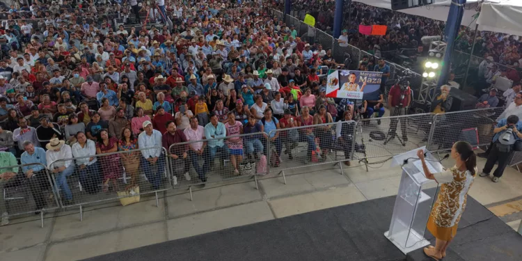 Fotos: Presidencia de la República // La plaza llena de Suchilquitongo para testimoniar el inicio del programa El Maíz es la Raíz.