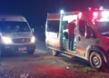 Paramédicos de Protección Civil brindaron atención médica a la acompañante del chofer de la Urvan de pasaje.