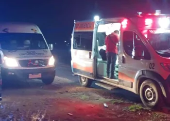 Paramédicos de Protección Civil brindaron atención médica a la acompañante del chofer de la Urvan de pasaje.