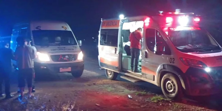 Paramédicos de Protección Civil brindaron atención médica a la acompañante del chofer de la Urvan de pasaje.