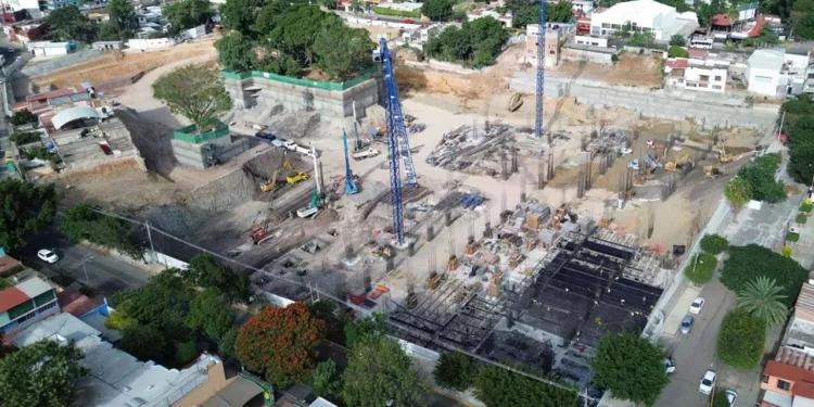 Foto: Ingeniería y construcción de México // Persiste el incesante trabajo de maquinaria pesada en el predio de la obra de Fibra Danhos.