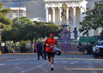Foto: Leobardo García Reyes // Bomberos se alistan para su carrera.