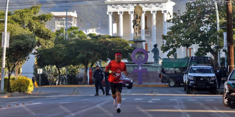 Foto: Leobardo García Reyes // Bomberos se alistan para su carrera.