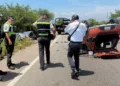 Un Renault color naranja con placas de Veracruz se salió del camino y terminó volcado.