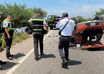 Un Renault color naranja con placas de Veracruz se salió del camino y terminó volcado.
