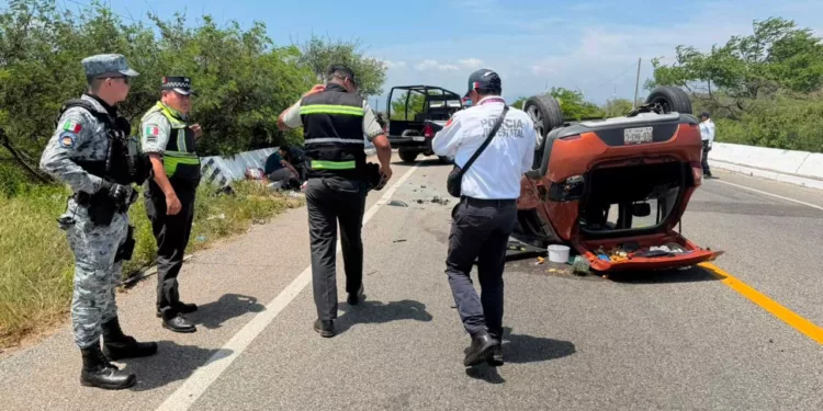 Un Renault color naranja con placas de Veracruz se salió del camino y terminó volcado.