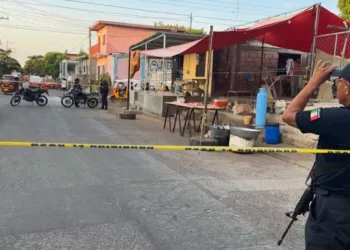 Uniformados de la Policía Municipal acordonaron la calle 2 de Noviembre tras los múltiples disparos efectuados contra el local comercial.