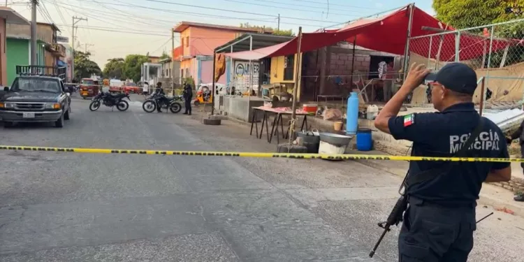 Uniformados de la Policía Municipal acordonaron la calle 2 de Noviembre tras los múltiples disparos efectuados contra el local comercial.