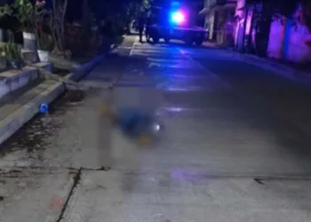 Vecinos del sector se percataron de la presencia de un hombre derribado sobre la acera.