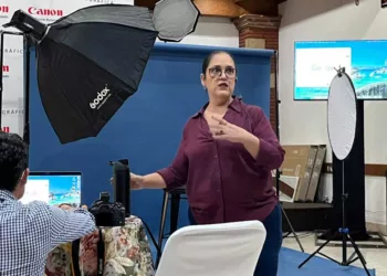 Vero Salinas compartió en Oaxaca sus conocimientos sobre iluminación, retrato y manejo de las emociones durante el taller.