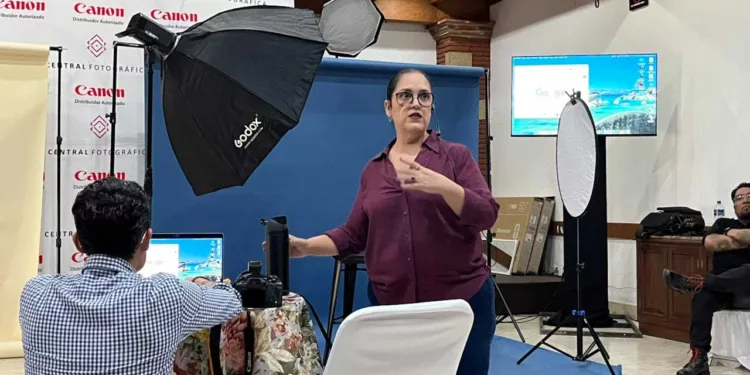 Vero Salinas compartió en Oaxaca sus conocimientos sobre iluminación, retrato y manejo de las emociones durante el taller.