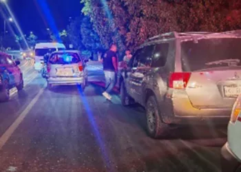 El accidente entre un Atos y una Mitsubishi Endeavor dejó daños materiales y dos personas valoradas por paramédicos en Huajuapan.