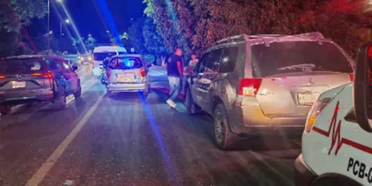 El accidente entre un Atos y una Mitsubishi Endeavor dejó daños materiales y dos personas valoradas por paramédicos en Huajuapan.