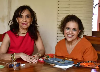 Foto: Rubén Morales // Ana Cecilia disfrutó de ricos platillos al lado de su amiga María del Carmen Guzmán Reza.