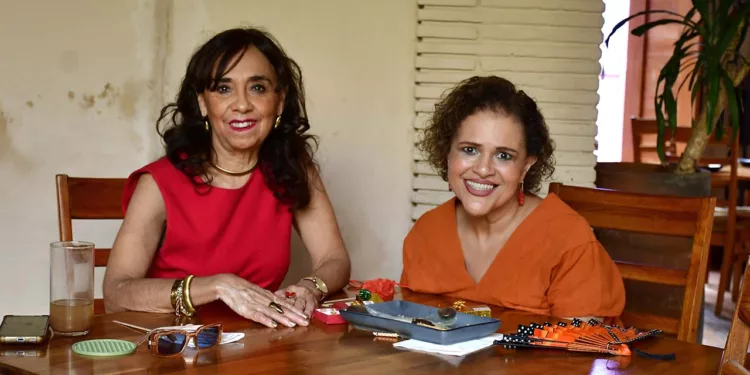 Foto: Rubén Morales // Ana Cecilia disfrutó de ricos platillos al lado de su amiga María del Carmen Guzmán Reza.
