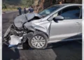 El automóvil Volkswagen fue abandonado por su conductor tras colisionar fuertemente a la altura de Xochixtlapilco.
