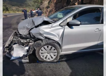 El automóvil Volkswagen fue abandonado por su conductor tras colisionar fuertemente a la altura de Xochixtlapilco.