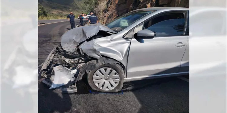El automóvil Volkswagen fue abandonado por su conductor tras colisionar fuertemente a la altura de Xochixtlapilco.