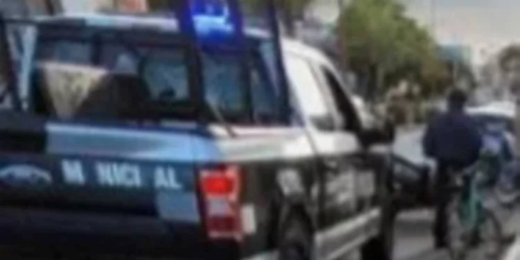 El conductor de un vehículo derribó accidentalmente a la septuagenaria al intentar estacionarse.