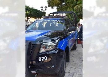 El infractor fue sorprendido por los policías municipales mientras inhalaba solventes.