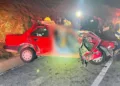 El Nissan Tsuru quedó severamente dañado tras impactarse contra un autobús sobre la supercarretera Barranca Larga–Ventanilla.