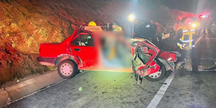 El Nissan Tsuru quedó severamente dañado tras impactarse contra un autobús sobre la supercarretera Barranca Larga–Ventanilla.