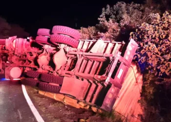 El pesado camión quedó volcado de costado tras la pérdida de control en el tramo Huitzo-Etla.