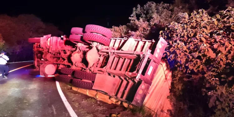 El pesado camión quedó volcado de costado tras la pérdida de control en el tramo Huitzo-Etla.