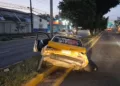 El taxi foráneo quedó con severos daños en su carrocería.