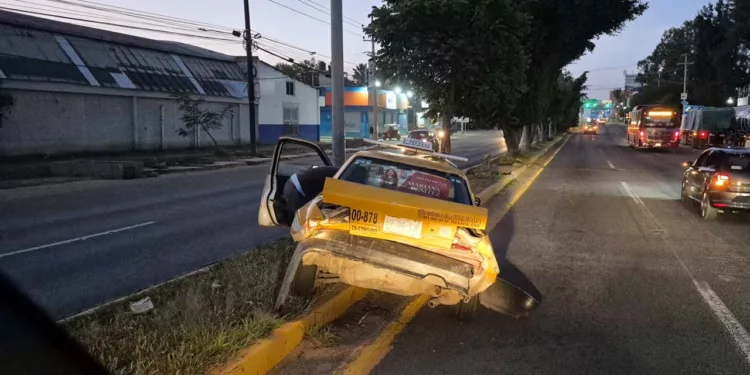 El taxi foráneo quedó con severos daños en su carrocería.