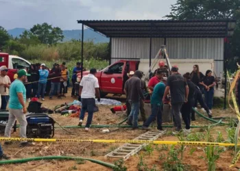 Elementos del Heroico Cuerpo de Bomberos de la Subestación Sur trabajaron por más de cuatro horas en la extracción de los cuerpos de los dos trabajadores que quedaron atrapados al realizar trabajos de limpieza en un pozo.