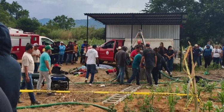 Elementos del Heroico Cuerpo de Bomberos de la Subestación Sur trabajaron por más de cuatro horas en la extracción de los cuerpos de los dos trabajadores que quedaron atrapados al realizar trabajos de limpieza en un pozo.