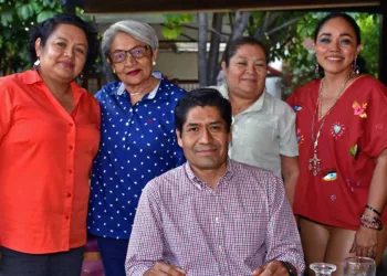 Fotos: Rubén Morales // El Dr. Gilberto Alavés Hernández celebró su cumpleaños acompañado por sus amigas.