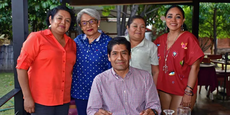 Fotos: Rubén Morales // El Dr. Gilberto Alavés Hernández celebró su cumpleaños acompañado por sus amigas.