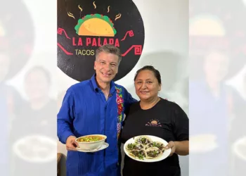 Fotos: Omar Maya/Gil Obed González // El actor Mario Carballido y la Sra. Ilse Ramírez Tweedy, promoviendo la comida típica de Huatulco y Oaxaca.