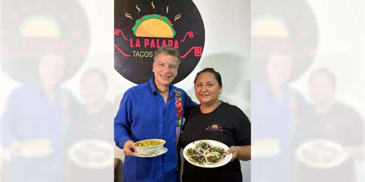 Fotos: Omar Maya/Gil Obed González // El actor Mario Carballido y la Sra. Ilse Ramírez Tweedy, promoviendo la comida típica de Huatulco y Oaxaca.
