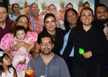 Foto: Rubén Morales // Carlos Alberto Díaz Altamirano compartió el pan y la sal con Magdiel, Montse, Alicia, Maribel, Juan José y Damary, quienes le expresaron sus mejores deseos.