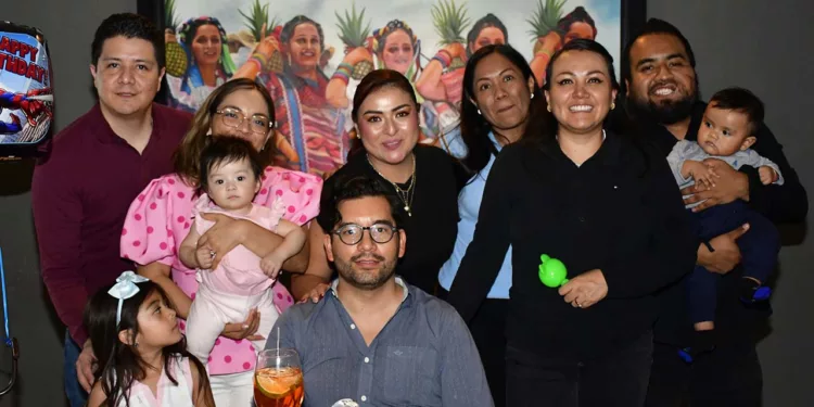 Foto: Rubén Morales // Carlos Alberto Díaz Altamirano compartió el pan y la sal con Magdiel, Montse, Alicia, Maribel, Juan José y Damary, quienes le expresaron sus mejores deseos.